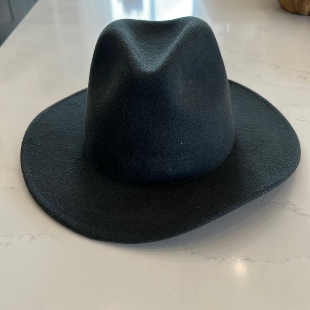 Gigi Pip- Leo wavy brim hat